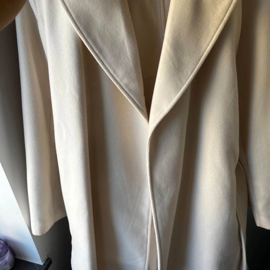 Beige kappa med bälte och krage - 4