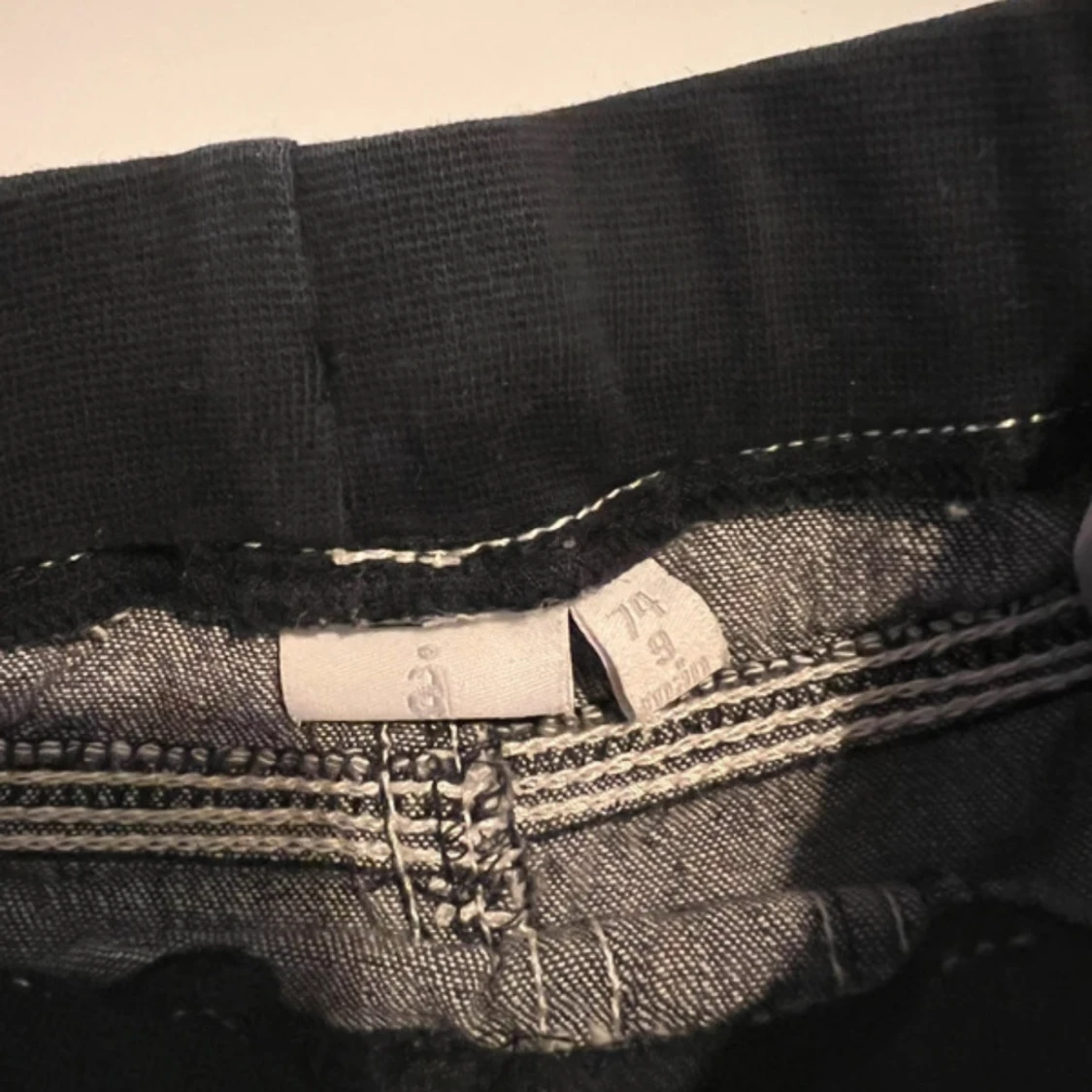 Grå jeansbyxor med svarta muddar Baby Star - 2