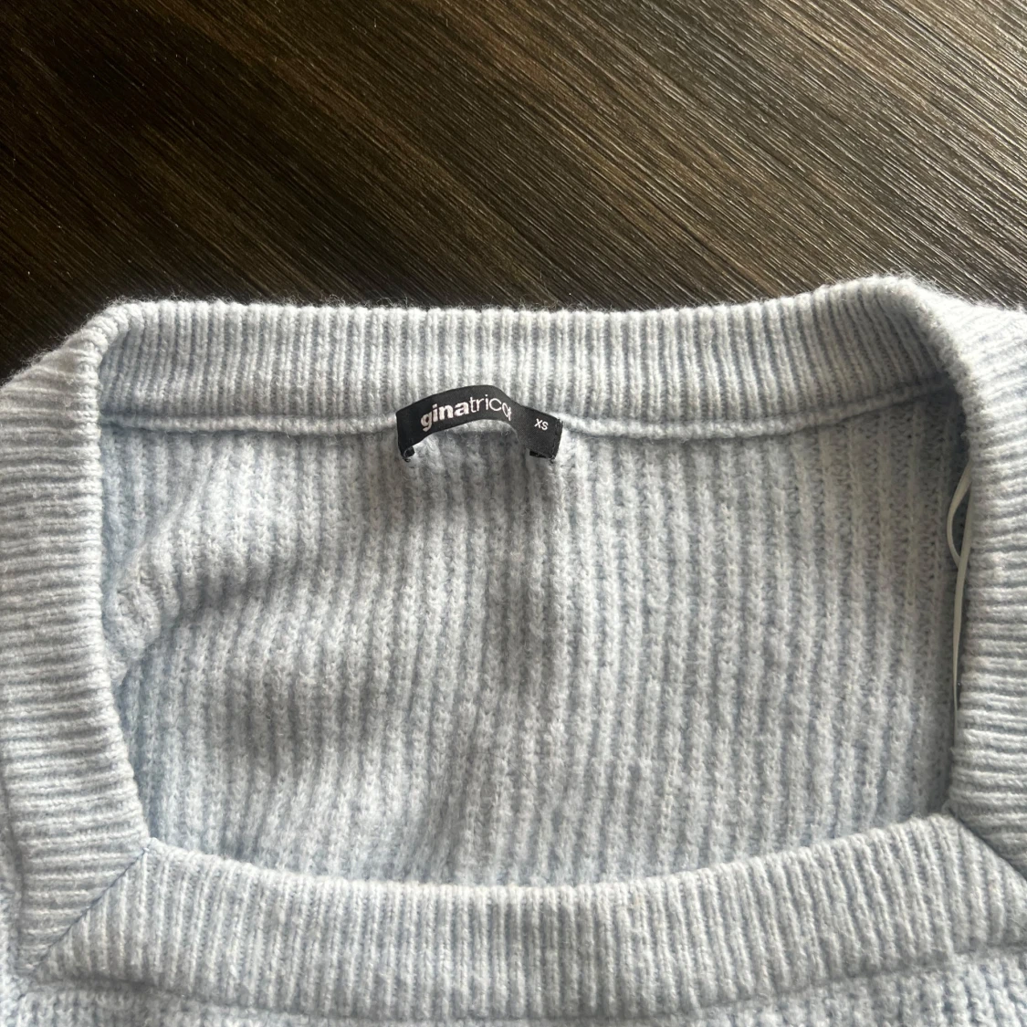 Ljusgrå ribbad stickad topp Gina Tricot - 2