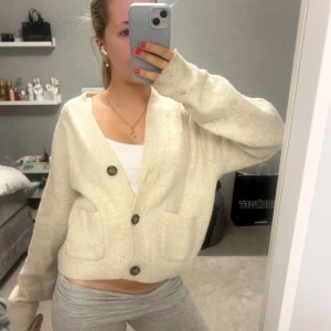 Kofta uniqlo - Så söt beige kofta från uniqlo storlek xs!!💞💞 Kontakta för fler bilder, samt prisförslag 