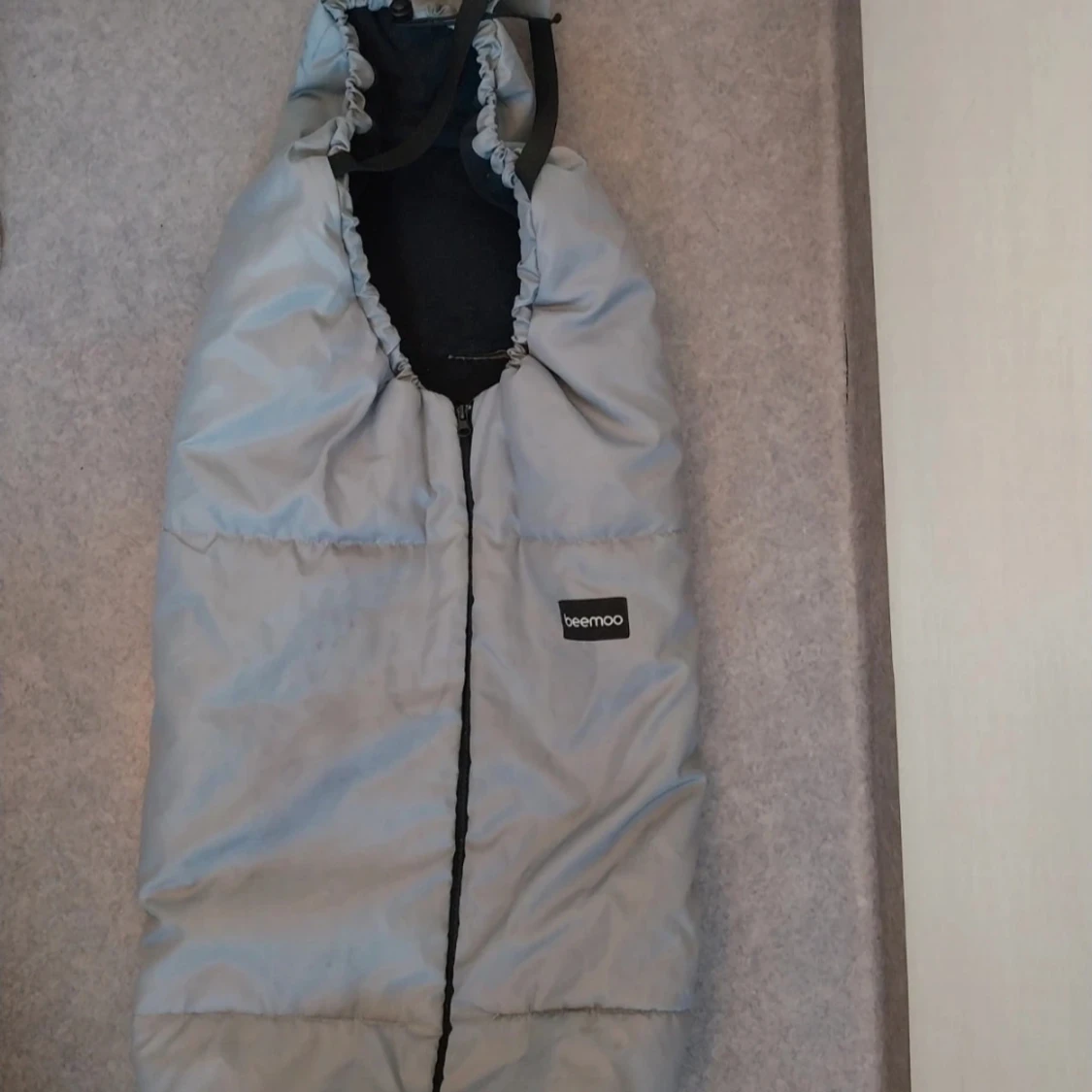 Ljusgrå åkpåse från Beemoo