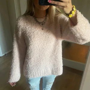 Ljusrosa fluffig stickad tröja chunky  - Supermysig ljusrosa stickad tröja med fluffig textur. Nytt skick som aldrig har använts. Stor i storleken. Xs=S. 