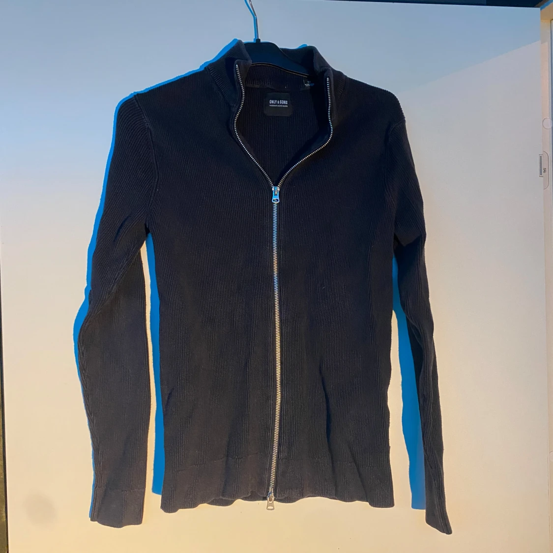 Svart ribbad kofta från Only & Sons