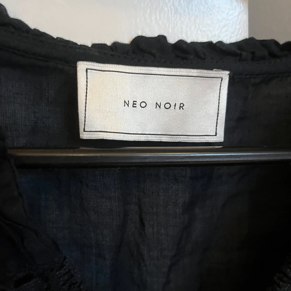 Mörkblå blus med volang från Neo Noir - 2