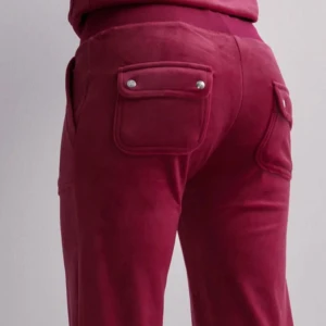  Juicy Couture - Röda mjukisbyxor från Juicy Couture. De är byxorna med fickor baktill, inte den glittriga texten. De är perfekta för en chill men snygg look. Byxorna är köpta i fel storlek tyvärr, dem är i XS och därför bara tvättade och testade men aldrig använda. Orginalpris - 1200kr