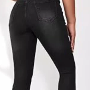 Svarta split jeans - Två par svarta byxor: ett par tighta skinny jeans med hög midja och klassiska bakfickor, samt ett par svarta raka byxor med normal passform och femficksdesign. Perfekta för en stilren och enkel look. Sitter skit bra 💕