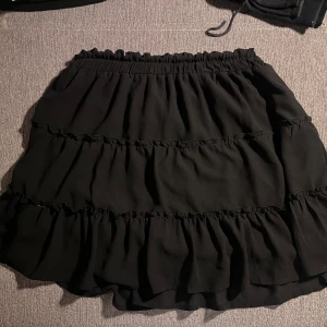 Svart kjol! - Jätte snygg svart kjol! Skriv om du har frågor!