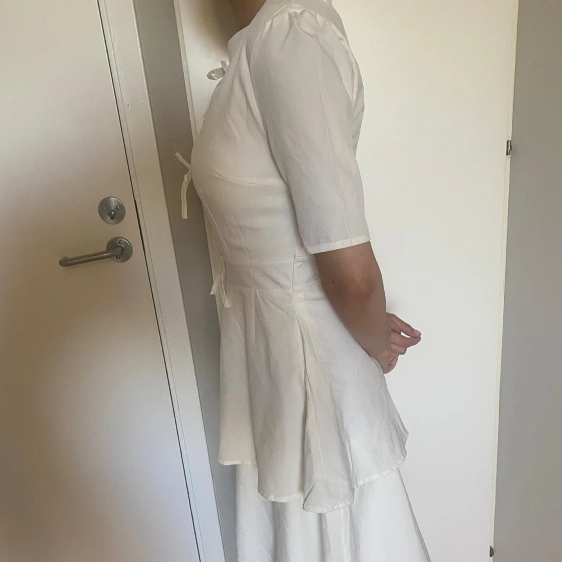 Vit långklänning med knyt och volanger - 4