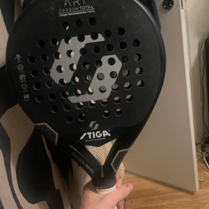 Stiga Art Carbon Total Padelracket - Stiga Art Carbon Total padelracket i mycket fint skick. Tillverkad i kolfiber för optimal prestanda och hållbarhet. Perfekt för både nybörjare och avancerade spelare. Inga synliga skador eller slitage.