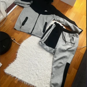 Nike tech tracksuit  - Storlek L jättefin jättebra skick säljer endast pga bytt stil använd ca 1 månad så länge annonsen finns kvar så finns den kvar obs! Först till kvarn ! Pris kan diskuteras ifall man tar den vid snabb affär 
