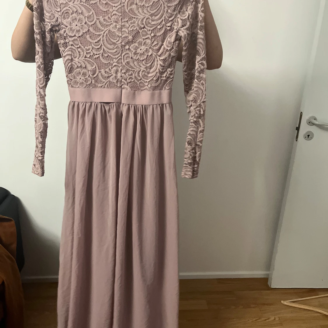 Ljuslila långklänning med spets