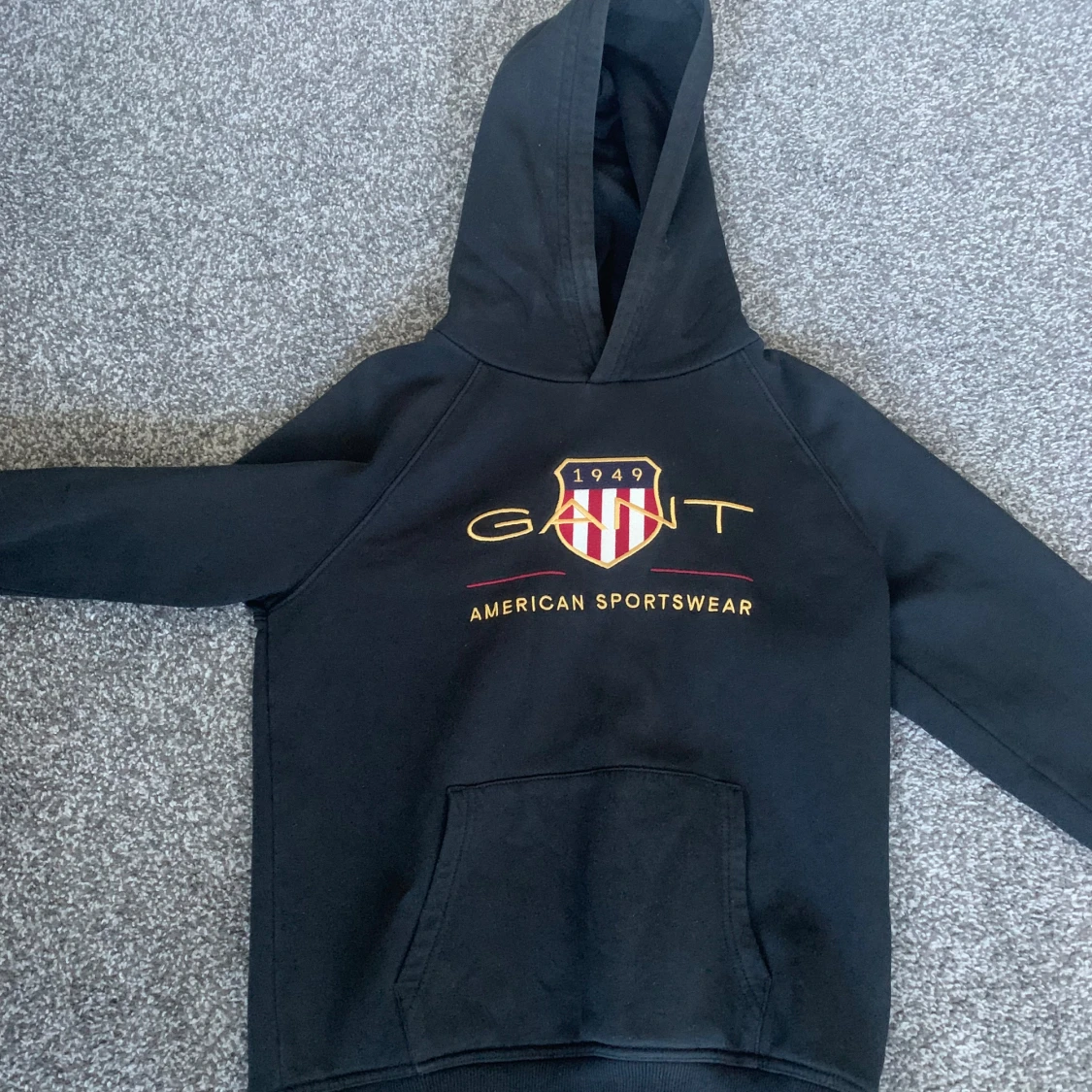 Svart hoodie från Gant med tryck