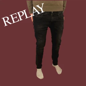 Svarta Replay Anbass Jeans - Säljer snygga svarta Replay Anbass jeans i Storlek 32/31. Mycket bra skick utmärkt passform. Pris 369 eller kom med bud! BVSA💰💰💰