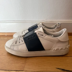 Valentino open sneakers  - Säljer nu dessa valentino skor | Väldigt använda och trasiga i hälen,  Kan lagas billigt med läderlapp annars hos skomakare | Hör gärna av er vid frågor eller funderingar 