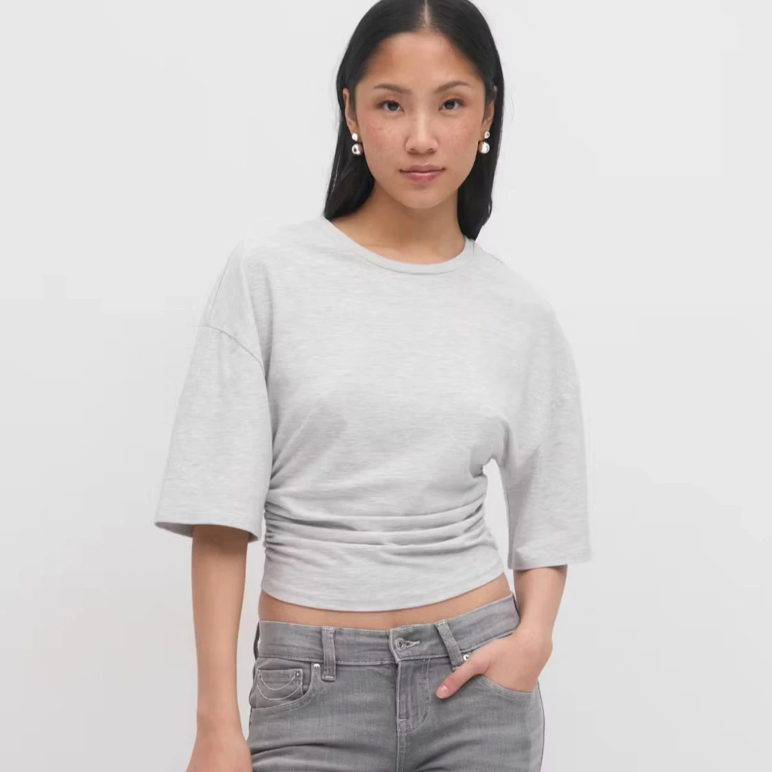 Ljusgrå croppad t-shirt Gina Tricot - 3