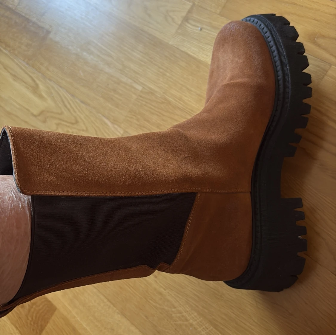 Bruna mocka chelsea boots med grov sula