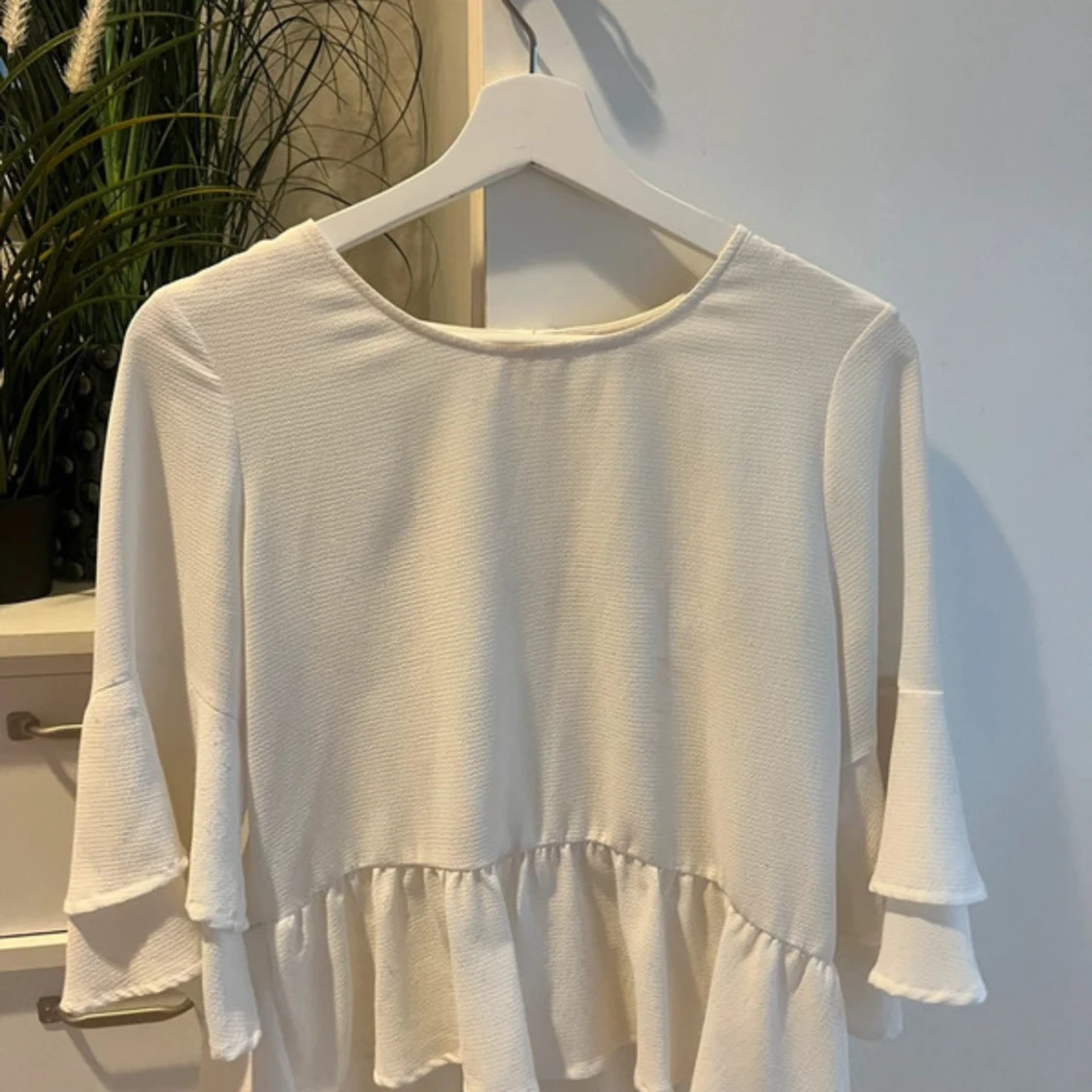 Vit volangblus från Gina Tricot XS