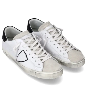 Phillipe Model - Vit/Svart - Tjena! Säljer dessa riktigt feta Philippe Model i storlek 43. Priset är ej hugget i sten och är öppen för byten. Köpte dessa sprillans nya i Maj detta år. Kvitto finns med och dom är givetvis äkta. Det är bara att höra av dig vid funderingar! Crease skydd tillkommer självklart! (Säljer åt pojkvän)