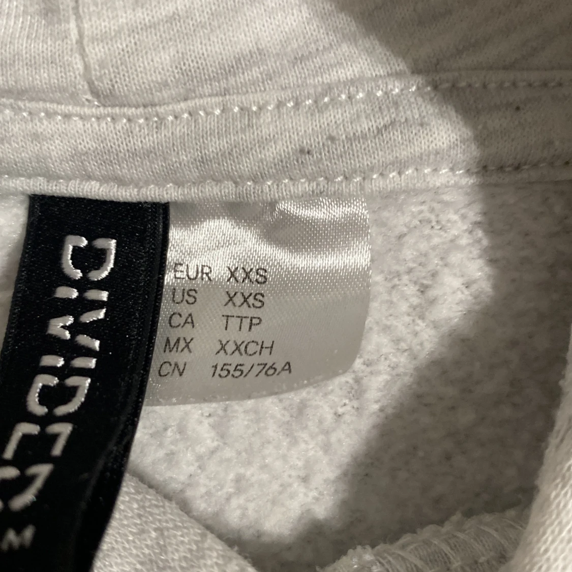 Ljusgrå hoodie från Divided med tryck - 2