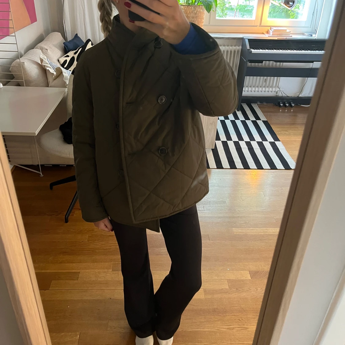 Olivgrön quiltad jacka med knappar