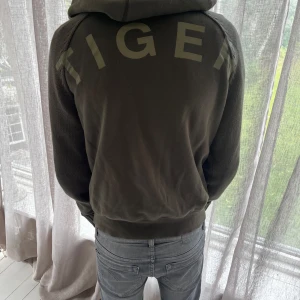 Tiger of sweden hoddie - Tiger of sweden hoddie som är grön🟢Det är en zip hoddie/cardigan. 📏storlek: S.  Pris 599