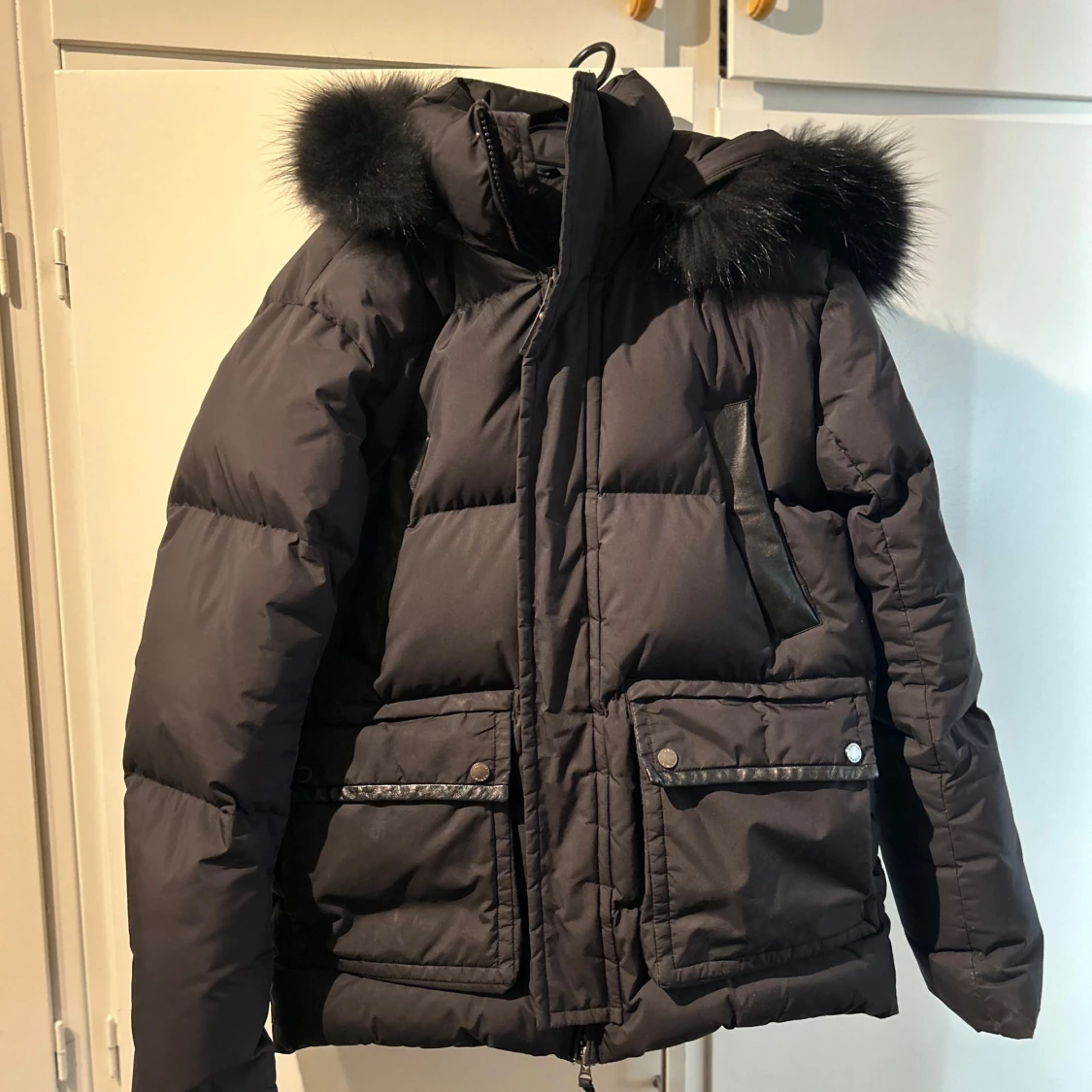 Svart pufferjacka från Cedrico med päls - 1