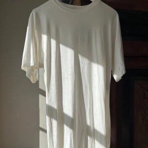 T-shirtklänning från Lager157 - Vit t-shirtklänning, aldrig använd! Lite figursydd, tajtare nedtill o lösare i modellen upptill💕 