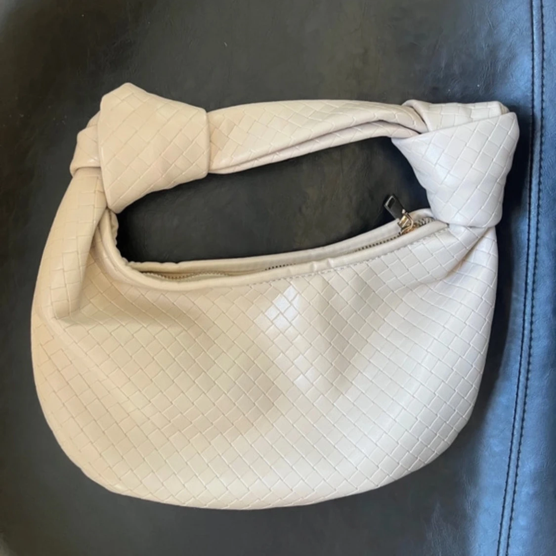 Beige axelväska i flätad look från Bubbleroom - 3