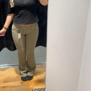 Lågmidjadejeans med bootcut - Gröna lågmidjade jeans från lager 157. Endast använda en gång. Storlek S tall längd