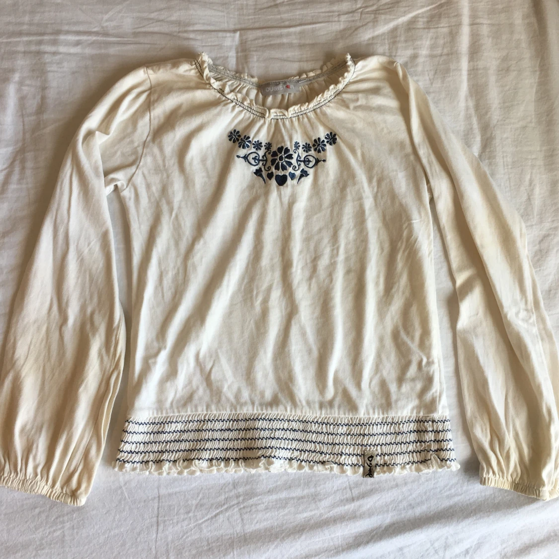 Långärmad topp med detaljer/ tryck/ broderi - 1