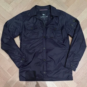 Snoot Field jacket - Nypris 2299 - Best of Brands (modell positano)                                                                    En dun field jacket från Snoot Stockholm i perfekt skick och absolut perfekt för höstens kyliga dagar. Fråga på om minsta funderingar!