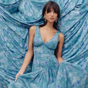 Adoore klänning - Säljer en superfin blå långklänning från Adoore i modellen ”toulouse maxi dress dusty blue”, storlek 38 men passar bättre en 36💙