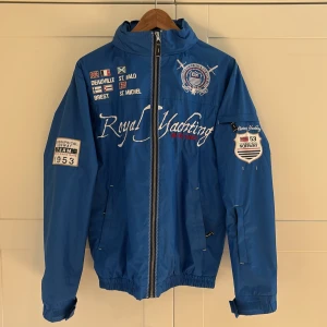 Blå vindjacka Geographical Norway - Tja, säljer denna as snygga blåa vindjacka från Geographical Norway. Perfekt nu inför hösten. Storleken på jackan är M och kan gå ner i pris vid en snabb affär. Vid frågor eller funderingar så är det bara höra av sig!!