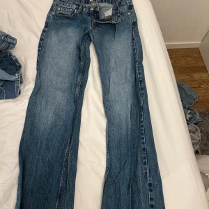 Blå baggy jeans - Jeans i blå denim med lite baggy passform. Från Nelly 