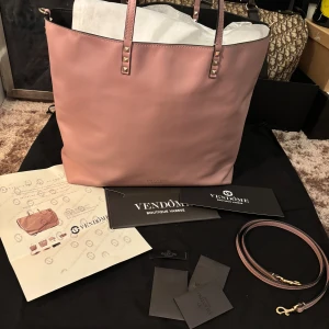 Valentino garavani totebag - Säljer en sjukt klassisk valentino garavani totebag som är reversibel samt axelband medföljer, väskan är i ny sick den har som sagt aldrig använts så inga täcken på användning finns på väskan, dustbag, äktighets bevis, samr exktranitar och valentino kort medföljer vid köp, ny pris ligger på 19000kr och säljer för endast 7899 men pris kan självklart diskuteras vid snabb affär, fler bilder i dm😊