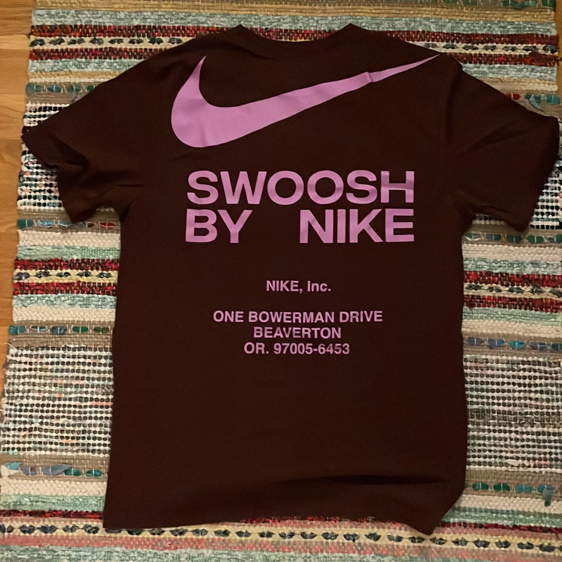 Brun Nike t-shirt med lila tryck - 1