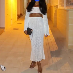 Vit virkad top & kjol från prettylittlething  - Säljer en vit virkad top & kjol från prettylittlething (plt) Perfekt för sommarens alla tillfällen och ger en riktigt fräsch vibe.