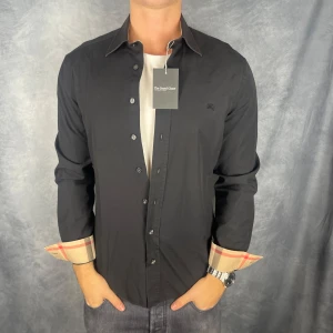 Burberry skjorta - Hej säljer nu min fina Burberry skjorta i storlek M. Den är i mycket bra skick och kommer vara otroligt snygg nu i höst. Nypris cirka 4000kr! Vi kommer att sälja liknande produkter så glöm inte följa profilen!🌊🍾