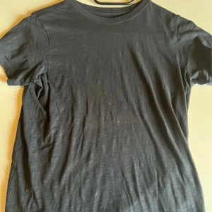 Marinblå t-shirt från 157 i bomull - En basic marinblå t-shirt från 157 i 100% bomull. Klassisk rund halsringning och korta ärmar. Perfekt till jeans eller shorts för en enkel och clean look.