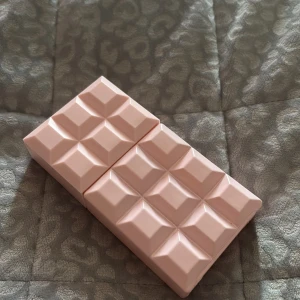 Sabrina Carpenter Edp Sweet Tooth - Säljer denna parfym från Sabrina Carpenter. Den är nästan helt full då jag endast använt den 2-3 gånger! En söt vanilj doft skulle jag nog säga. Passar perfekt för höst & vinter. Säljer då jag redan har en body mist i samma doft