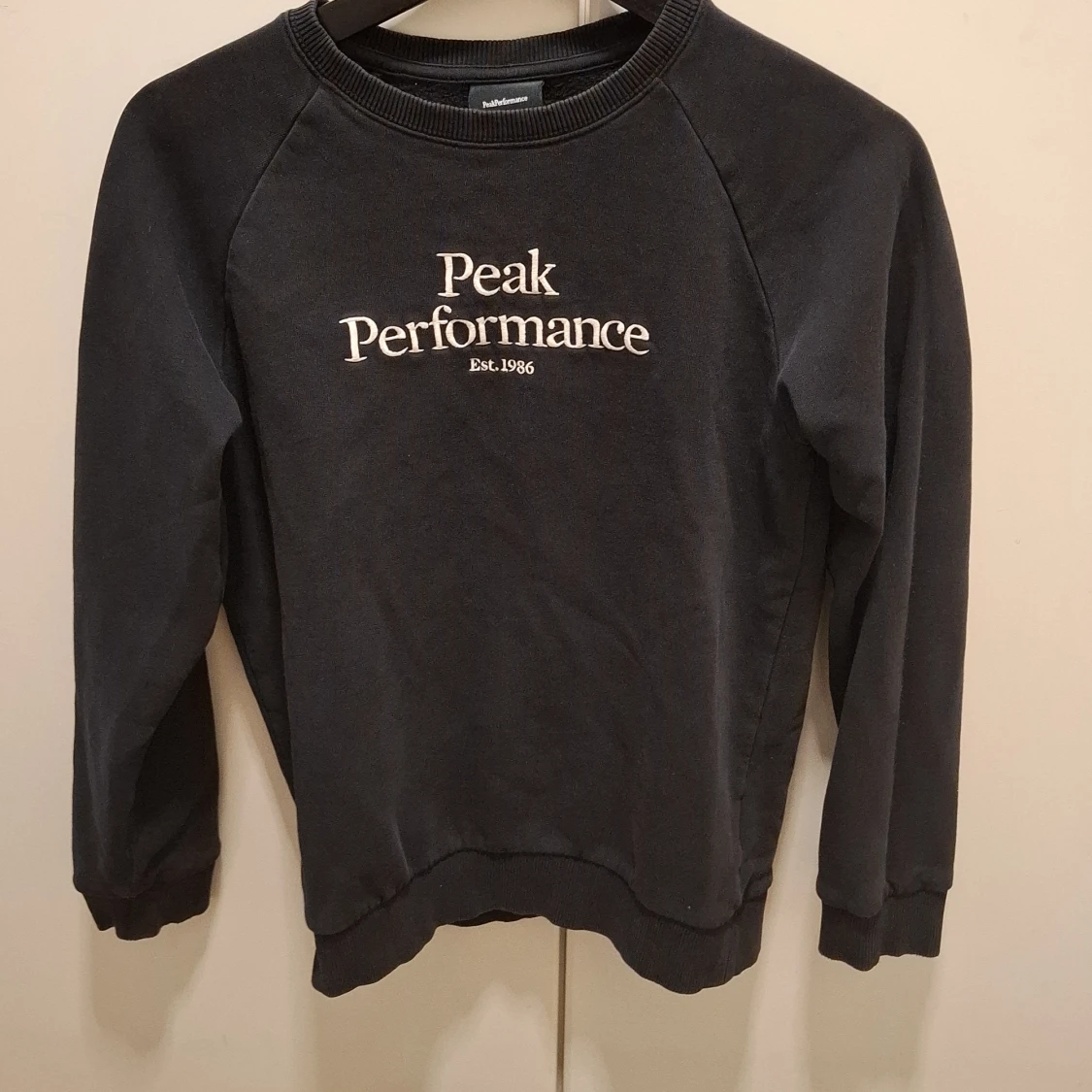 Svart Peak Performance sweatshirt