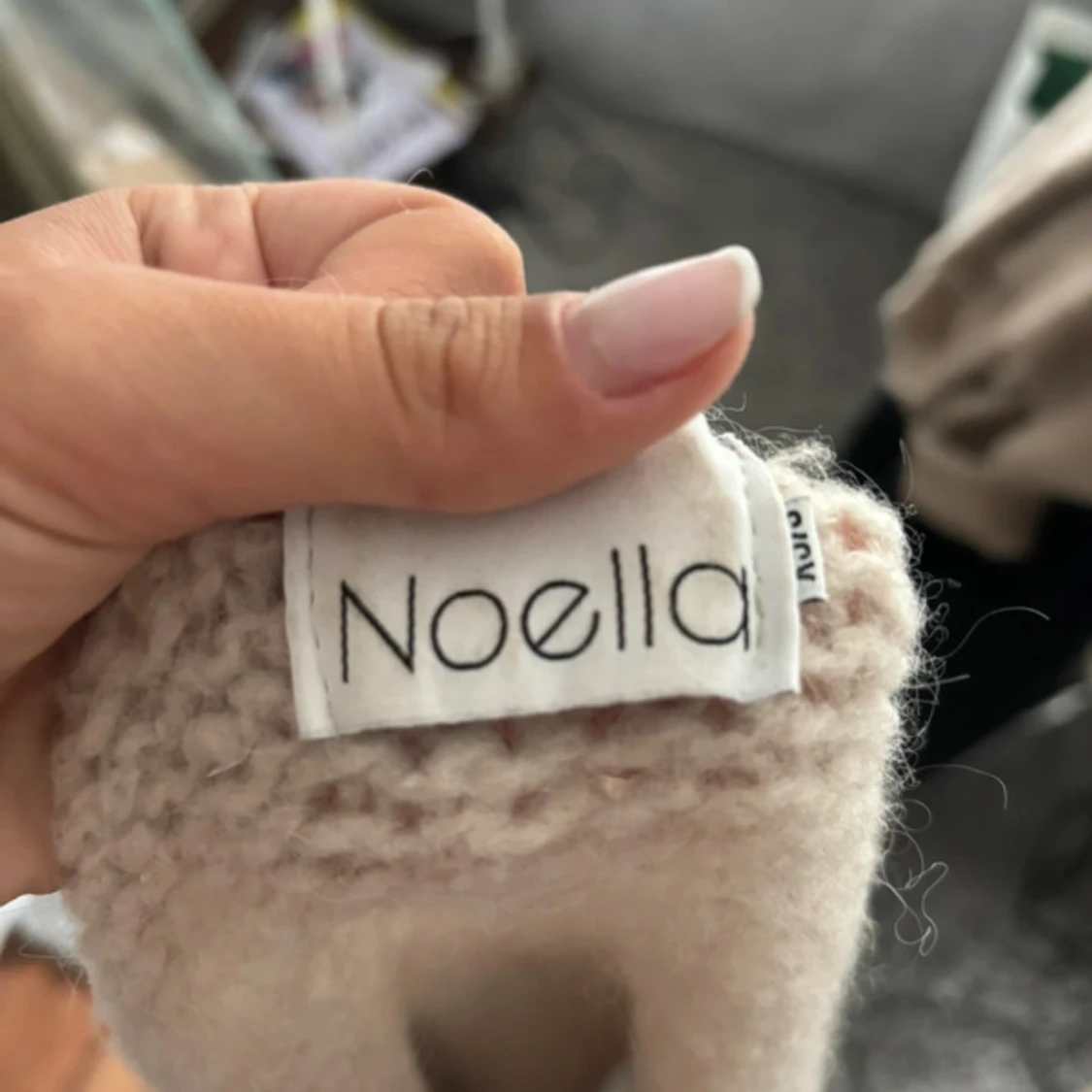 Beige stickad tröja med v-ringning - 4