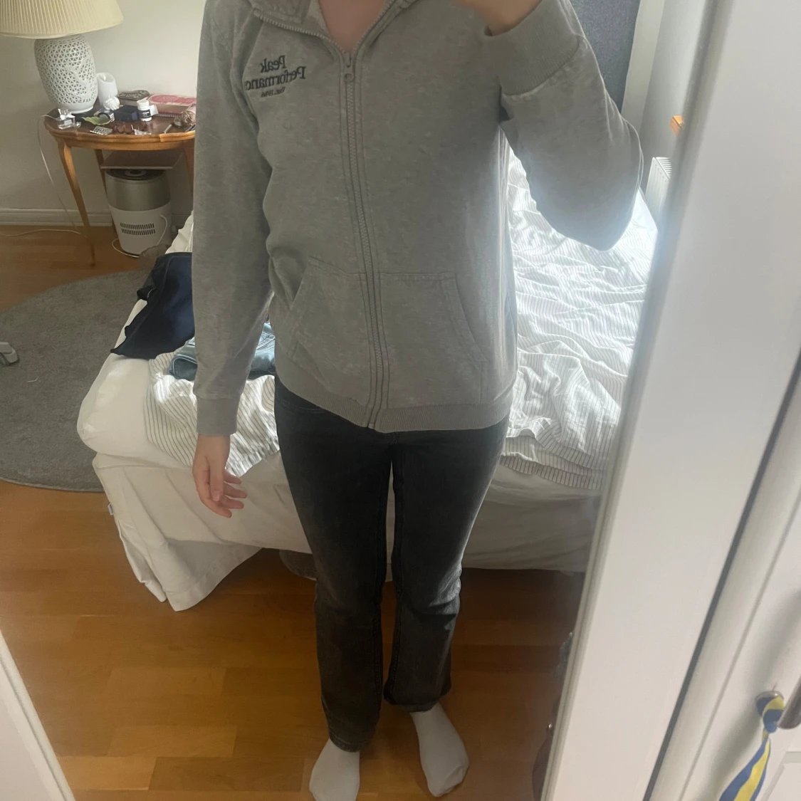 Grå hoodie från Peak Performance