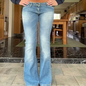 Lågmidjade utsvängda jeans  - Jättesnygga jeans från only i assnygg färg. Innerben: 76 cm, midja rakt över: 39 cm Passar Xs-s, är lite korta på mig Kom privat för fler mått eller frågor🥰