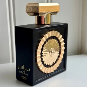 Lattafa Nebras 100 ml - Nebras från Lattafa, 100 ml. Inspirerad av Eilish från Billie Eilish. Endast testad ett fåtal gånger. Kommer i originalförpackningen. Givetvis förvarad mörkt och svalt.