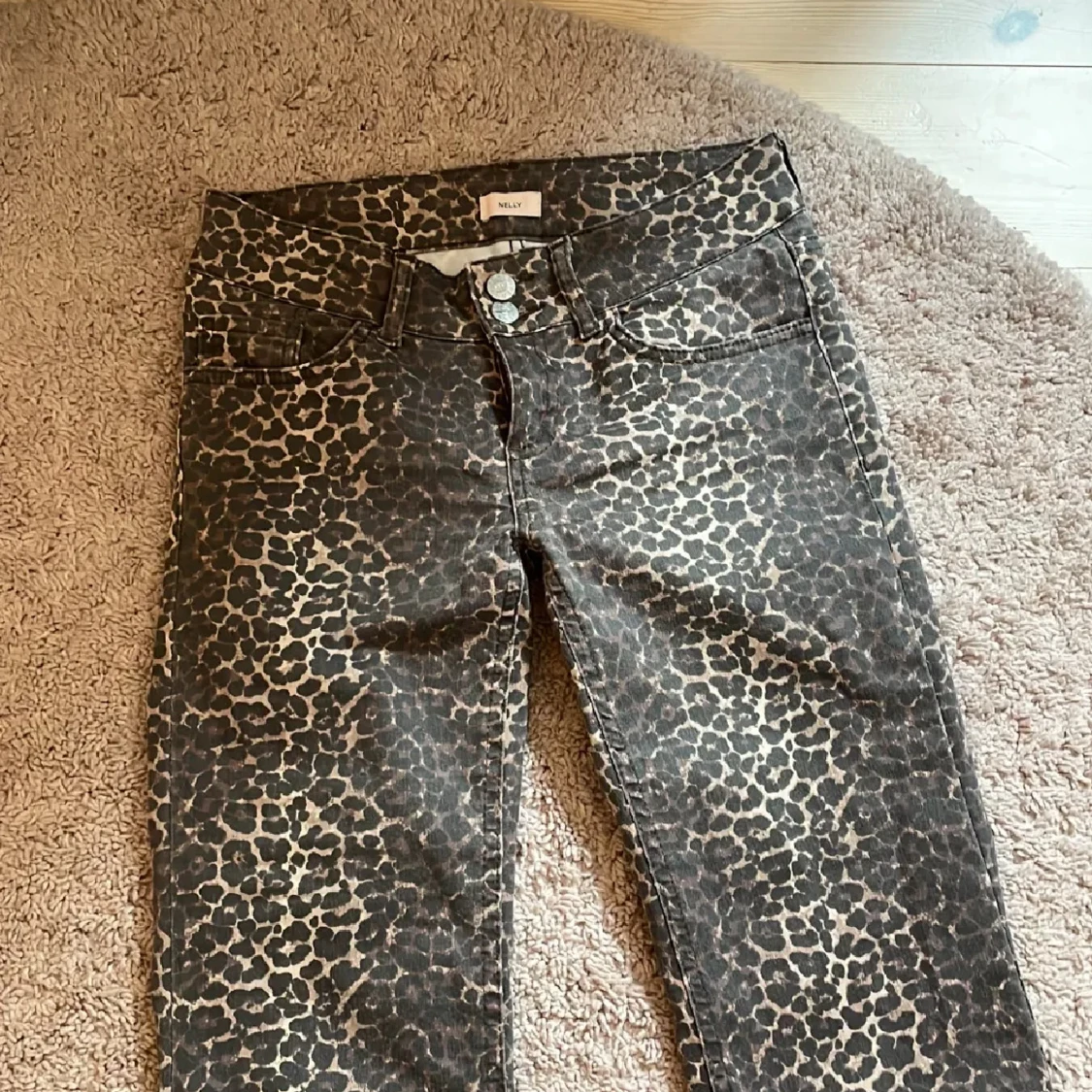 Leopardmönstrade jeans från Nelly - 2