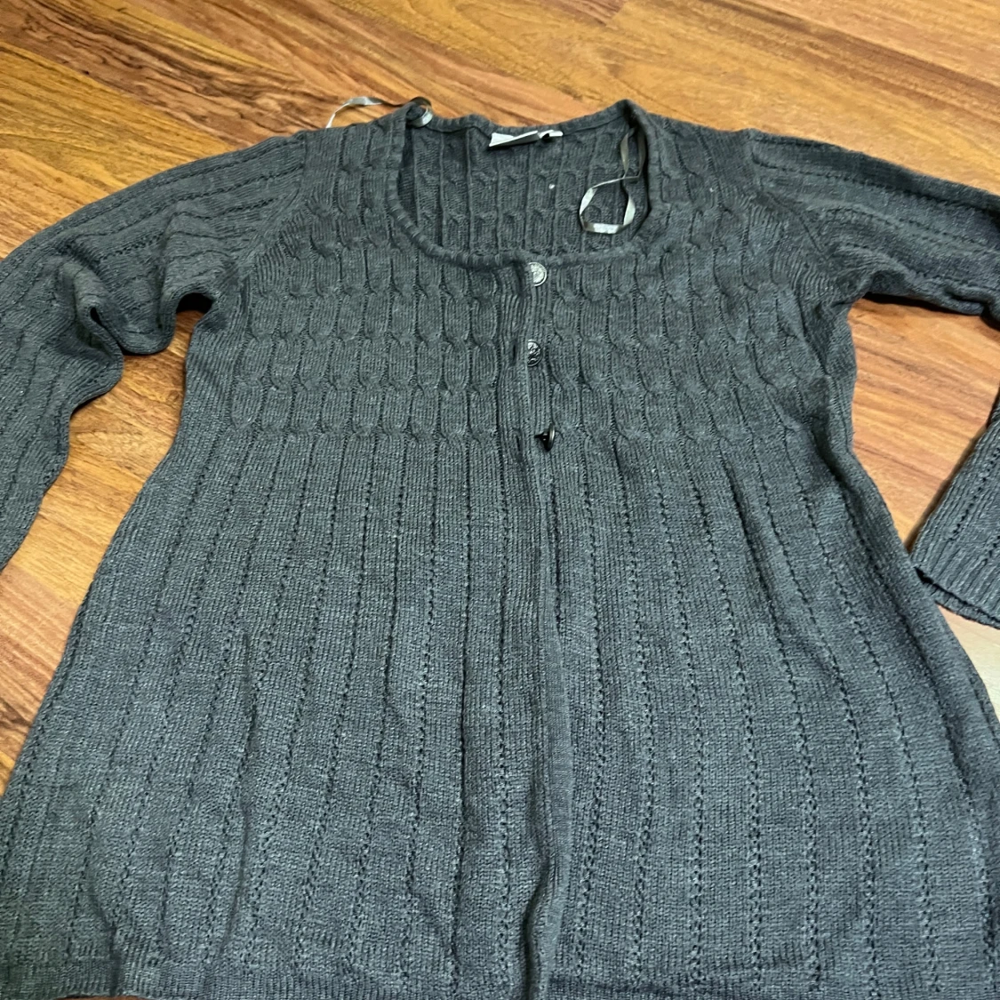 Mörkgrå stickad kofta från Isolde