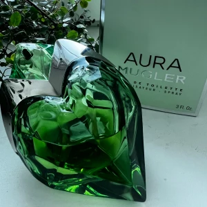 Aura Mugler Eau de Toilette 90ml - Aura Mugler Eau de Toilette i en unik grön hjärtformad flaska. Volym: 90 ml (3 fl. oz). Perfekt för dig som vill sticka ut med en cool och modern parfym på hyllan. #auramugler