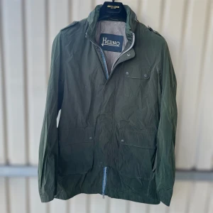 Herno FieldJacket  - Mörkgrön Herno FieldJacket | Strolek 52, sitter som M-L | Vid frågor är det bara att höra av sig.