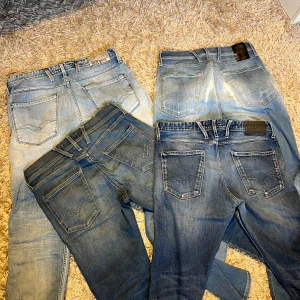 Replay anbass fyra par  - Fyra par replay anbass jeans inolika tvättar. 30-33 strlk. Säljs om paket och som enskilt. Postas antigen samma dag som köp eller dagen därpå🙌💯